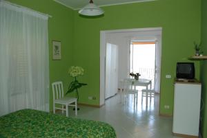 A television and/or entertainment centre at Costa Residence Vacanze