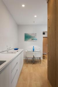 Kuchyň nebo kuchyňský kout v ubytování Athina Suites Hotel