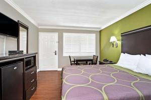 Giường trong phòng chung tại Super 8 by Wyndham Inglewood/LAX/LA Airport