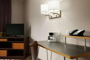 TV a/nebo společenská místnost v ubytování Super 8 by Wyndham Durango