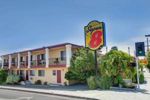 una super señal frente a un edificio en Super 8 by Wyndham Santa Cruz/Beach Boardwalk East, en Santa Cruz