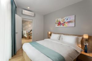 Postel nebo postele na pokoji v ubytování Athina Suites Hotel
