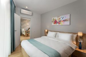 Giường trong phòng chung tại Athina Suites Hotel