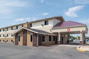 une station-service devant un bâtiment dans l'établissement Super 8 by Wyndham Boise, à Boise