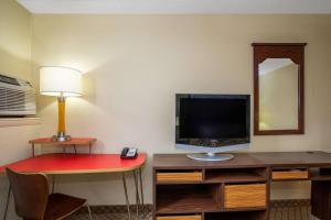 TV at/o entertainment center sa Super 8 by Wyndham Craig