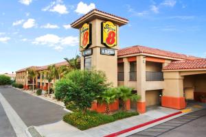 un restaurante McDonalds con un cartel en un edificio en Super 8 by Wyndham Indio, en Indio