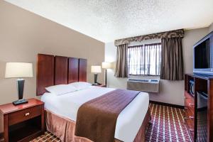 Postel nebo postele na pokoji v ubytování Super 8 by Wyndham Harlingen TX