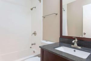 Vannituba majutusasutuses Super 8 by Wyndham Columbus Airport