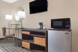 Köök või kööginurk majutusasutuses Super 8 by Wyndham Columbus Airport