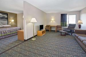 una camera d'albergo con letto e scrivania di Super 8 by Wyndham Fort Collins a Fort Collins