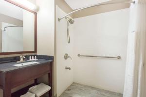 Vannituba majutusasutuses Super 8 by Wyndham Columbus Airport