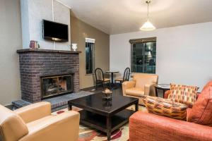 uma sala de estar com um sofá e uma lareira em Super 8 by Wyndham Boise em Boise