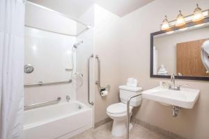 Salle de bains dans l'établissement Super 8 by Wyndham Boise