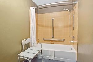 Un baño de Super 8 by Wyndham Fort Collins