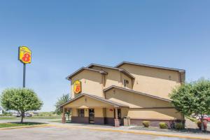 Un edificio McDonalds con un cartel en el costado. en Super 8 by Wyndham Nampa, en Nampa