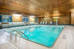 Swimming pool sa o malapit sa Super 8 by Wyndham Bloomington University Area