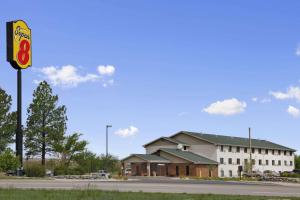 un hotel con un cartel frente a un edificio en Super 8 by Wyndham Cheyenne WY en Cheyenne