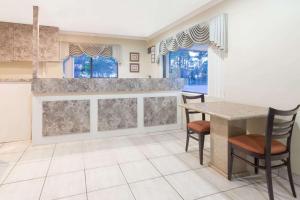 Ruang duduk di Super 8 by Wyndham Ft Walton Beach