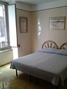 1 dormitorio con cama y ventana en Hotel Touring, en Roma