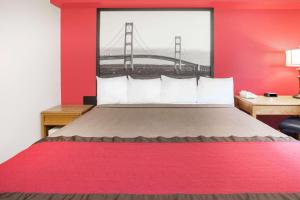 Uma cama ou camas num quarto em Super 8 by Wyndham West Branch