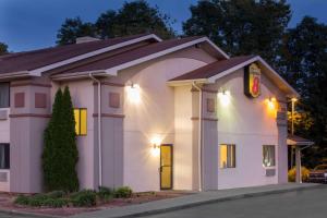 Un gran edificio blanco con luces encendidas en Super 8 by Wyndham Lewisburg, en Lewisburg