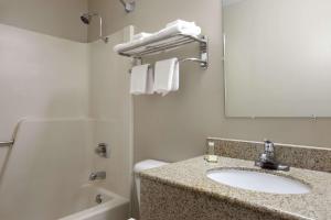 Ένα μπάνιο στο Super 8 by Wyndham Fremont NE +18 φωτογραφίες