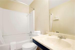Bilik mandi di Super 8 by Wyndham Las Cruces University Area +5 gambar