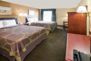 Habitación de hotel con 2 camas y mesa en Super 8 by Wyndham Columbus, en Columbus