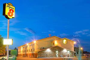 un hotel con un cartel frente a un edificio en Super 8 by Wyndham Las Cruces University Area, en Las Cruces