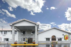GallipolisにあるSuper 8 by Wyndham Gallipolis Pt Pleasant Areaの白い建物のファーストフード店