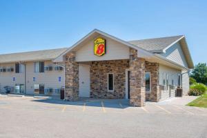 een fast food gebouw met een bord erop bij Super 8 by Wyndham Kearney in Kearney