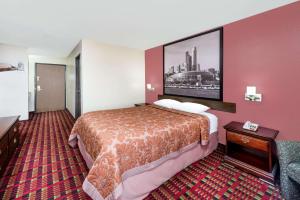 Postel nebo postele na pokoji v ubytování Super 8 by Wyndham Paris IL + 45 fotografií
