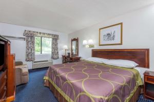 ein Hotelzimmer mit einem Bett und einem TV in der Unterkunft Super 8 by Wyndham Hartford in Hartford