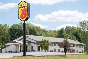 a sign for a super motel at Super 8 by Wyndham Algona in Algona