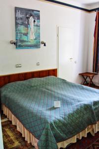 Postel nebo postele na pokoji v ubytování NB Hotel with Free Parking