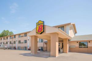 ein Schild für ein Hotel mit einem Fast-Food-Restaurant in der Unterkunft Super 8 by Wyndham Sioux City/Morningside Area in Sioux City