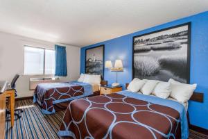 Ένα ή περισσότερα κρεβάτια σε δωμάτιο στο Super 8 by Wyndham Lewiston Auburn Area