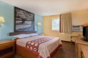 Gallery image of Super 8 by Wyndham Lexington Park/California Area in California