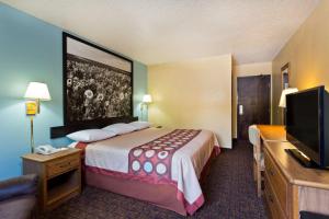 Katil atau katil-katil dalam bilik di Super 8 by Wyndham Lexington Park/California Area