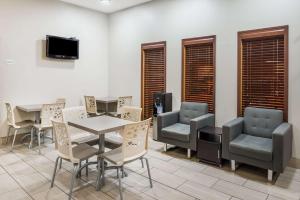 Seating area sa Super 8 by Wyndham West Plains