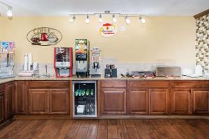 Kuhinja ili čajna kuhinja u objektu Super 8 by Wyndham Warrensburg