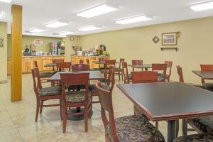 Restaurant o un lloc per menjar a Super 8 by Wyndham St. Clair MO
