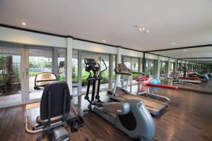 Das Fitnesscenter und/oder die Fitnesseinrichtungen in der Unterkunft The Raweekanlaya Bangkok