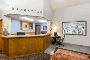 uma área de espera de um escritório em Manhattan com uma secretária em Super 8 by Wyndham Manhattan KS em Manhattan