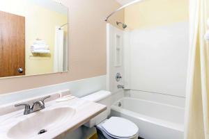 La salle de bains est pourvue d'un lavabo, de toilettes et d'une baignoire. dans l'établissement Super 8 by Wyndham Bath Hammondsport Area, à Bath