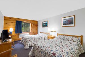Katil atau katil-katil dalam bilik di Super 8 by Wyndham Lake George/Warrensburg Area