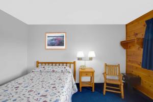 Een bed of bedden in een kamer bij Super 8 by Wyndham Lake George/Warrensburg Area