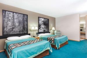Ένα ή περισσότερα κρεβάτια σε δωμάτιο στο Super 8 by Wyndham Platteville