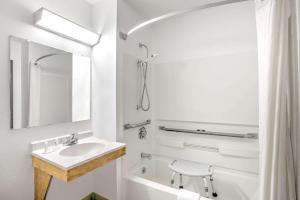 Ett badrum på Super 8 by Wyndham Ticonderoga