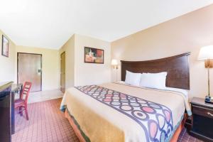 een hotelkamer met een groot bed en een bureau bij Super 8 by Wyndham Kutztown/Allentown Area in Kutztown
